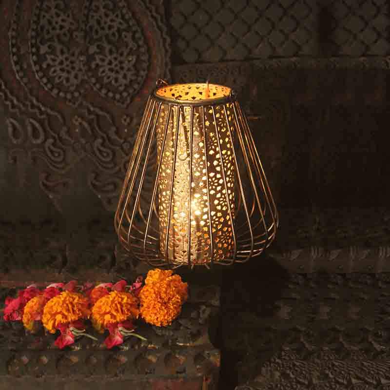 Impressive Wired Hanging Tlight Holder